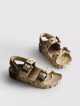 Sandaler med trykt rem og to spenner