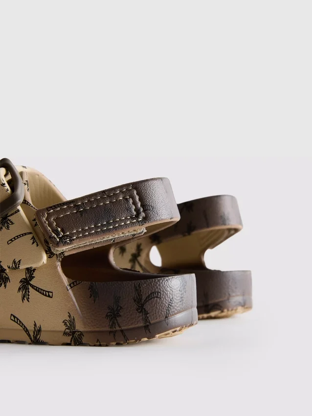 Sandaler med trykt rem og to spenner