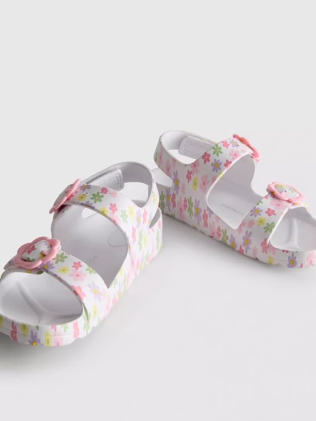 Sandaler med trykt rem og to spenner
