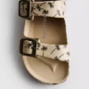 Sandaler med trykt rem og to spenner
