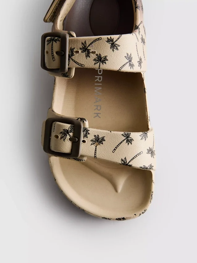 Sandaler med trykt rem og to spenner