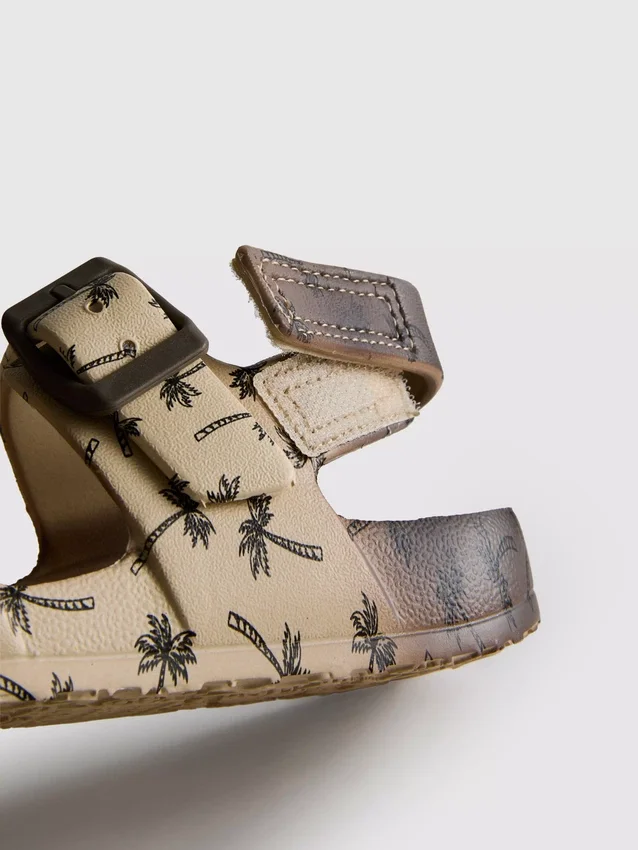 Sandaler med trykt rem og to spenner