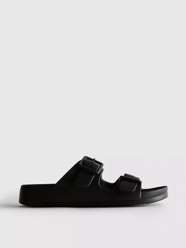 Sandaler med tykk rem og dobbel spenne