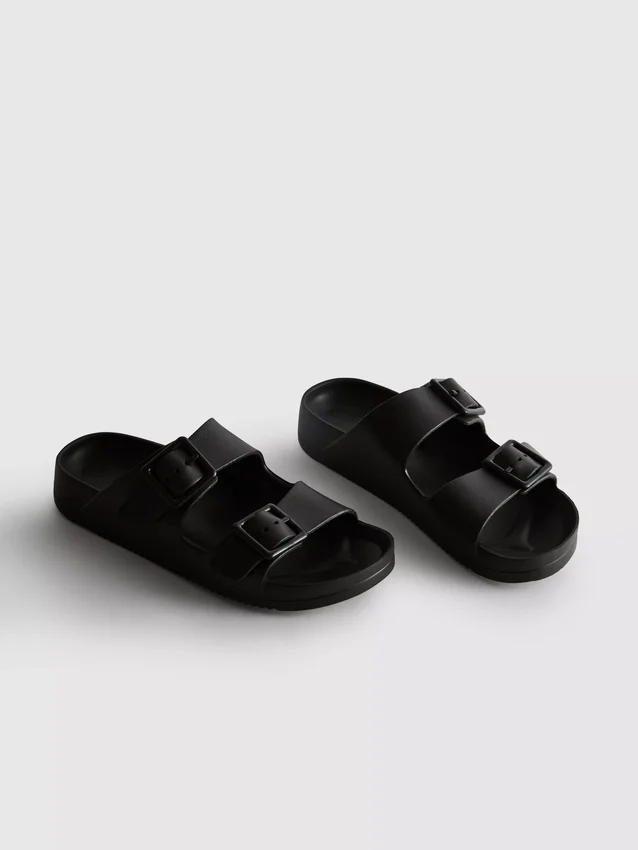 Sandaler med tykk rem og dobbel spenne