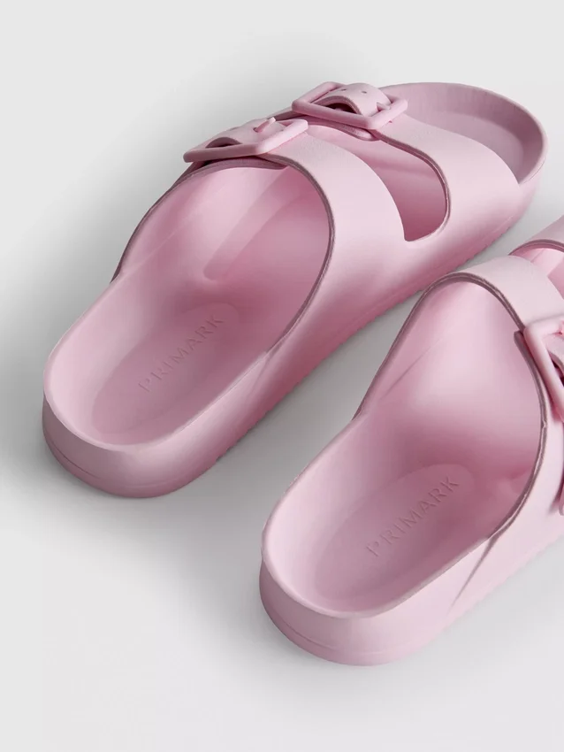 Sandaler med tykk rem og dobbel spenne