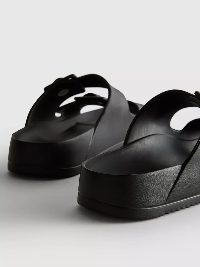 Sandaler med tykk rem og dobbel spenne