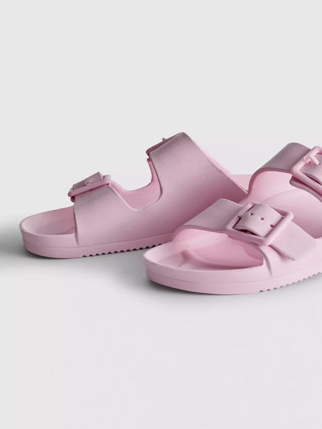 Sandaler med tykk rem og dobbel spenne