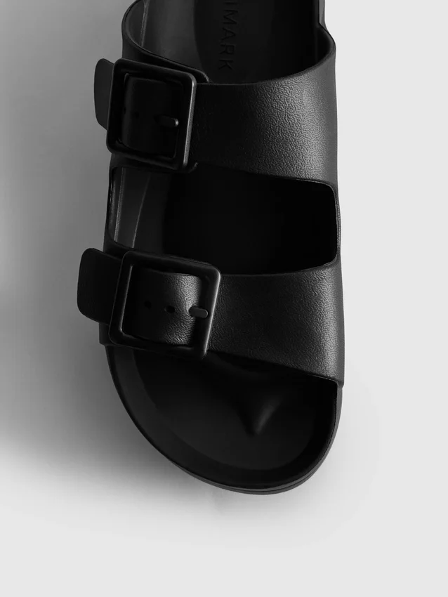 Sandaler med tykk rem og dobbel spenne
