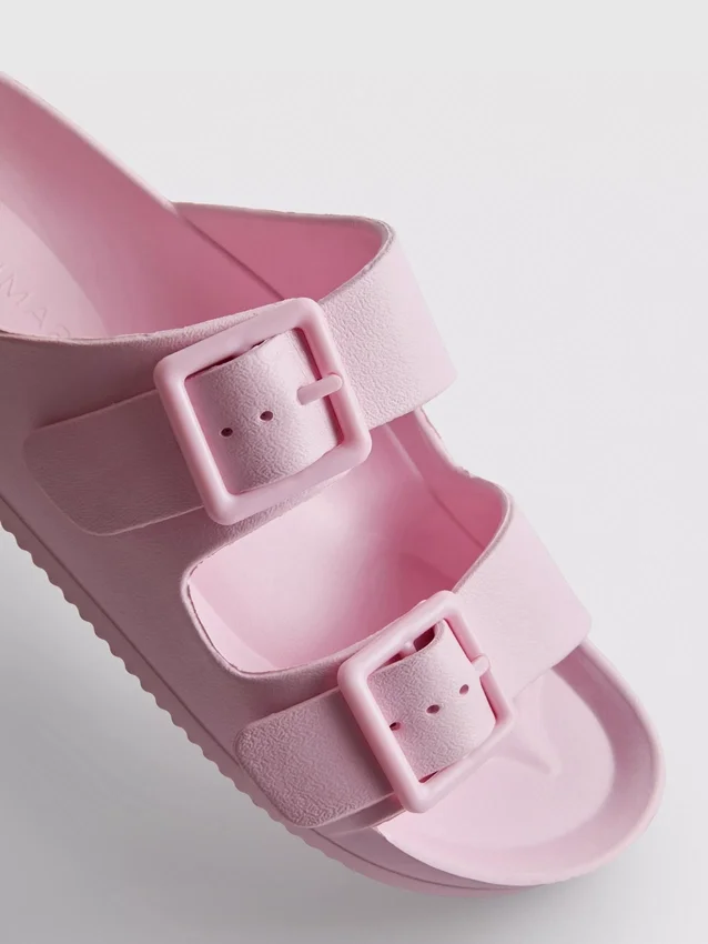 Sandaler med tykk rem og dobbel spenne