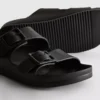Sandaler med tykk rem og dobbel spenne
