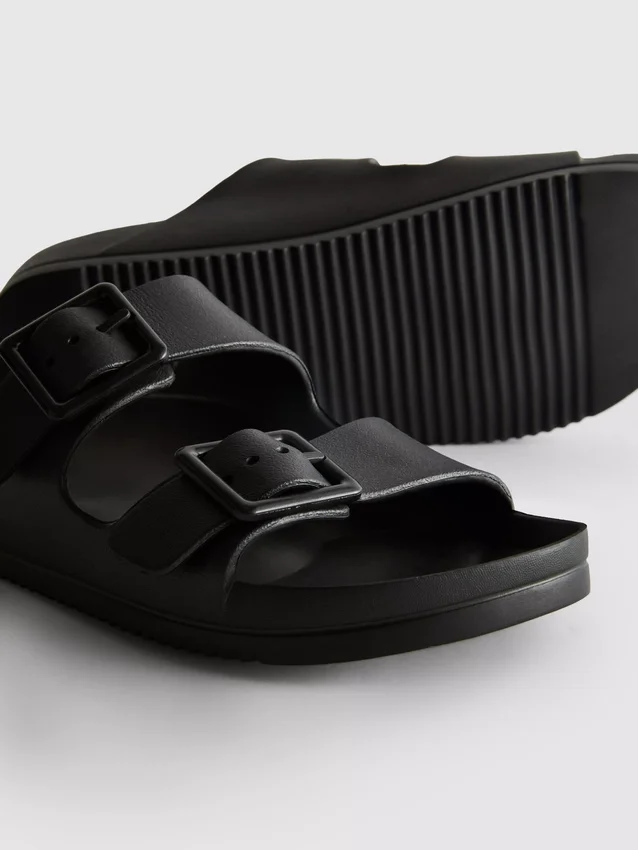 Sandaler med tykk rem og dobbel spenne