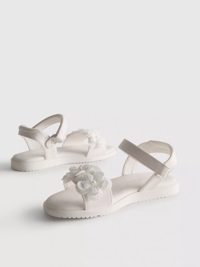 Sandaler med tyllblomster til fest