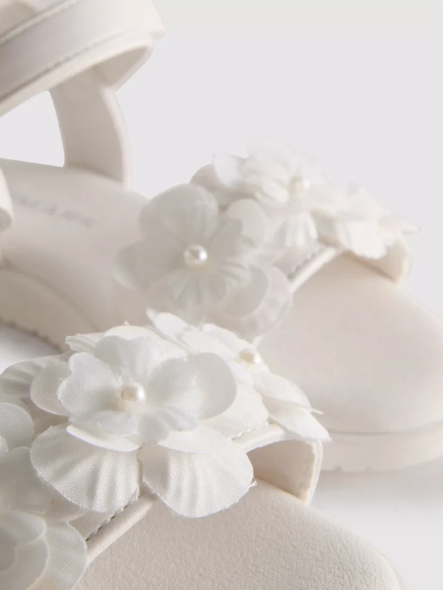 Sandaler med tyllblomster til fest