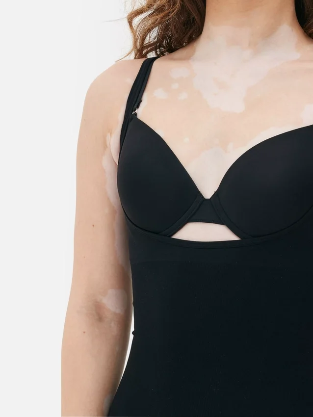 Shapewear-bodysuit med åpen brystdel og lengde til midt på låret