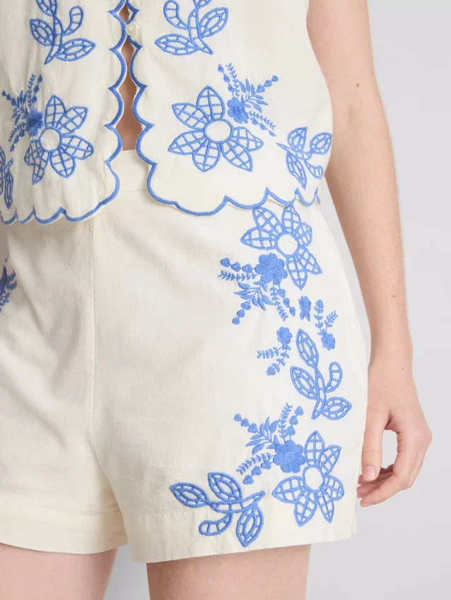 Shorts i bomull med blomsterbroderi