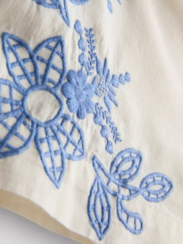 Shorts i bomull med blomsterbroderi