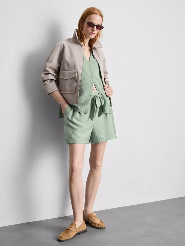 Shorts med belte og elastisk linning