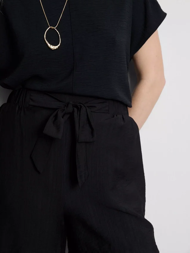 Shorts med belte og elastisk linning