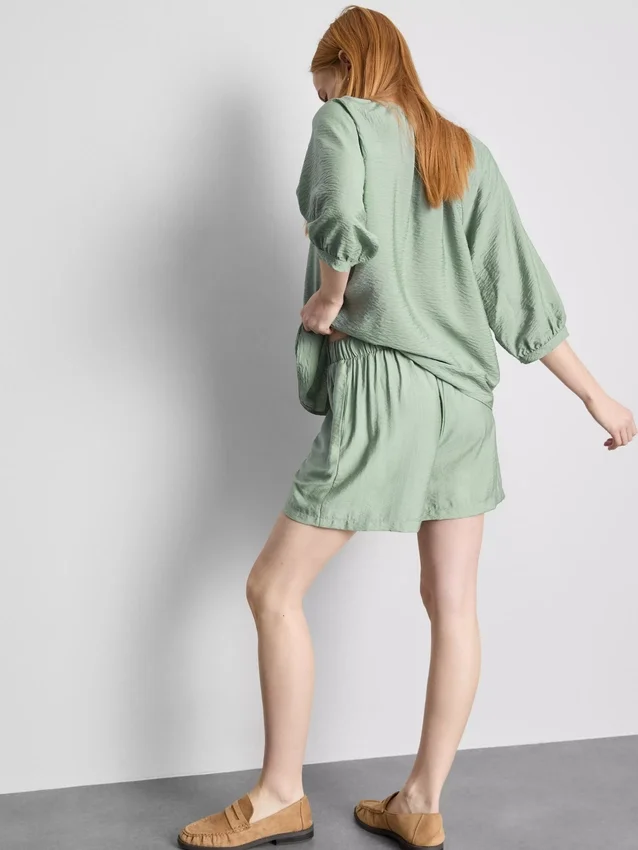 Shorts med belte og elastisk linning