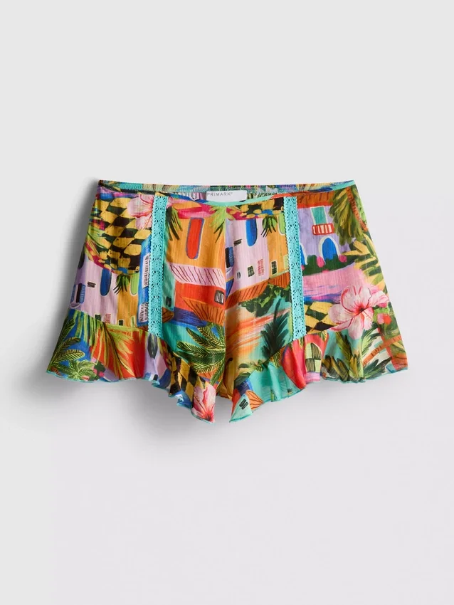 Shorts med tropisk mønster og volanger