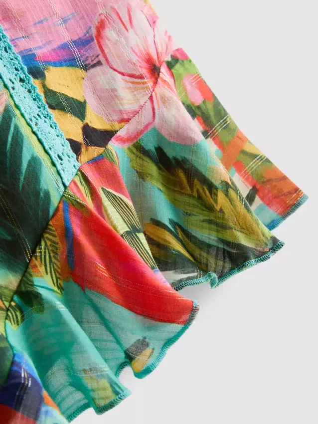 Shorts med tropisk mønster og volanger