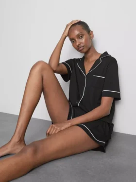 Shorty-pysjamaser i boyfriend-stil