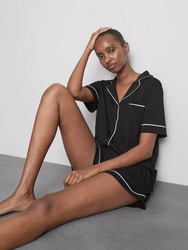 Shorty-pysjamaser i boyfriend-stil