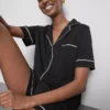 Shorty-pysjamaser i boyfriend-stil