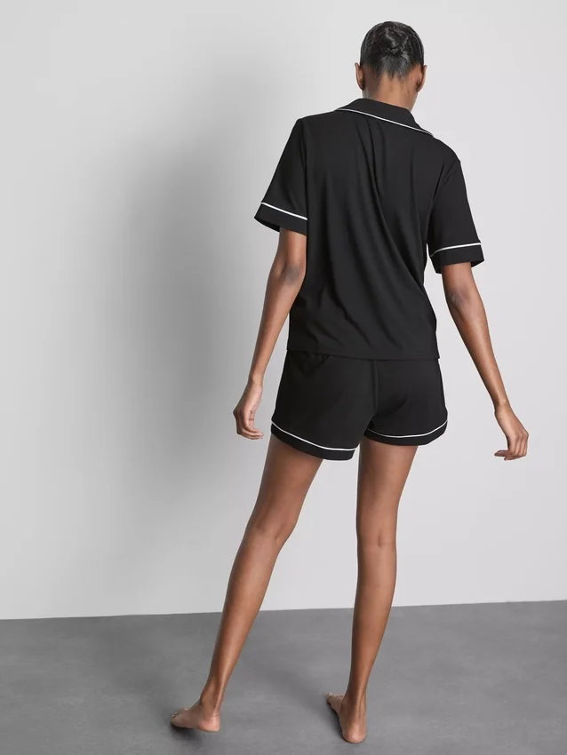 Shorty-pysjamaser i boyfriend-stil