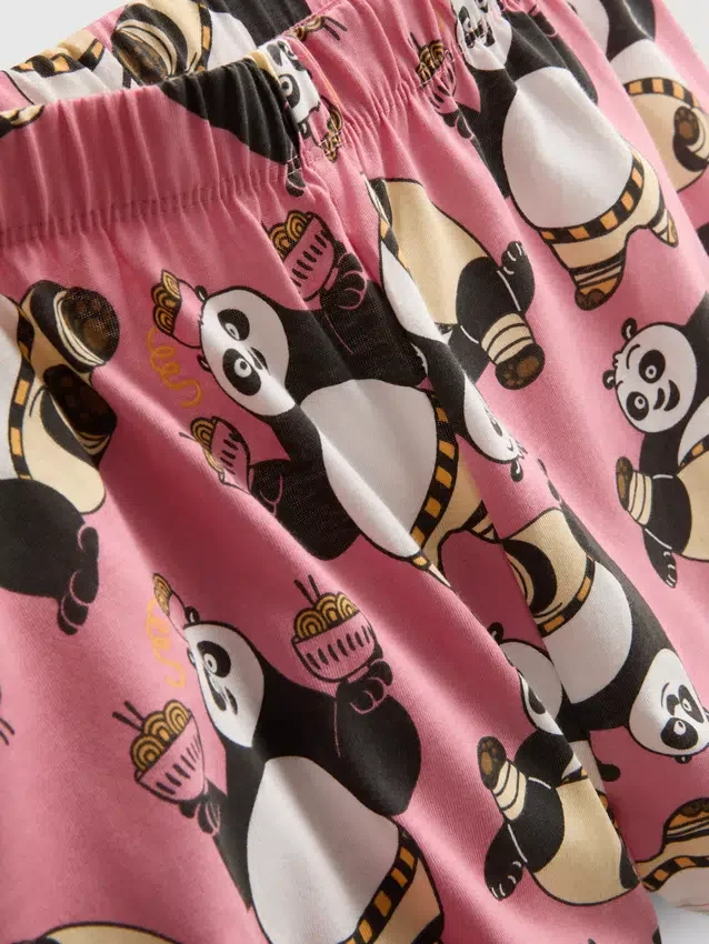 Shorty-pysjamaser med Kung Fu Panda-figur