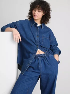 Skjorte i avslappet bomullsdenim med knapper