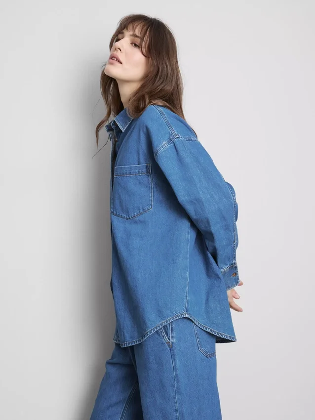 Skjorte i avslappet bomullsdenim med knapper