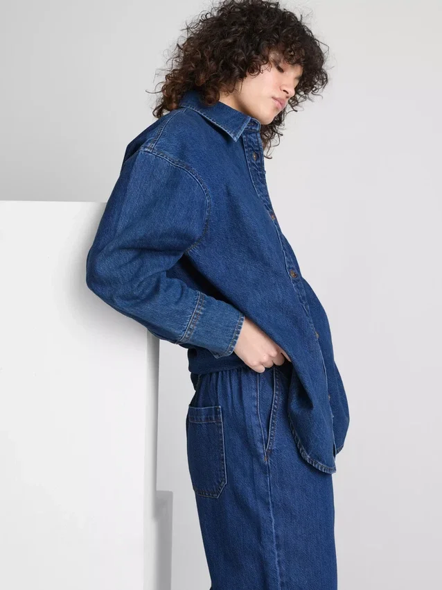 Skjorte i avslappet bomullsdenim med knapper