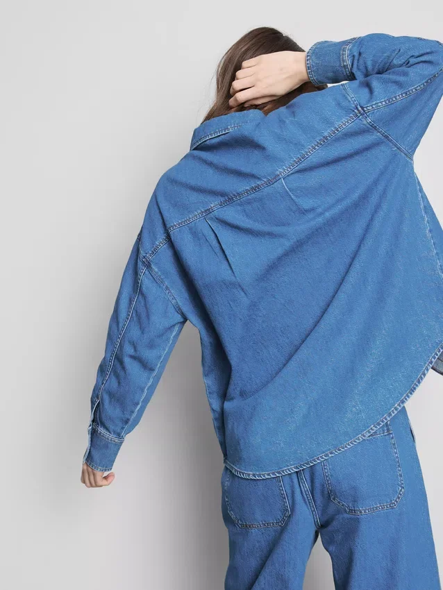 Skjorte i avslappet bomullsdenim med knapper