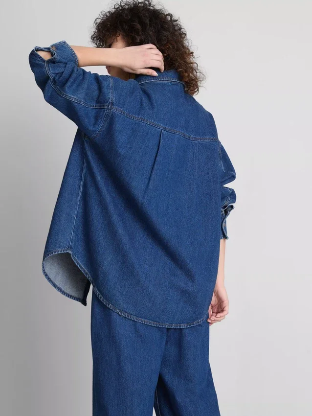 Skjorte i avslappet bomullsdenim med knapper