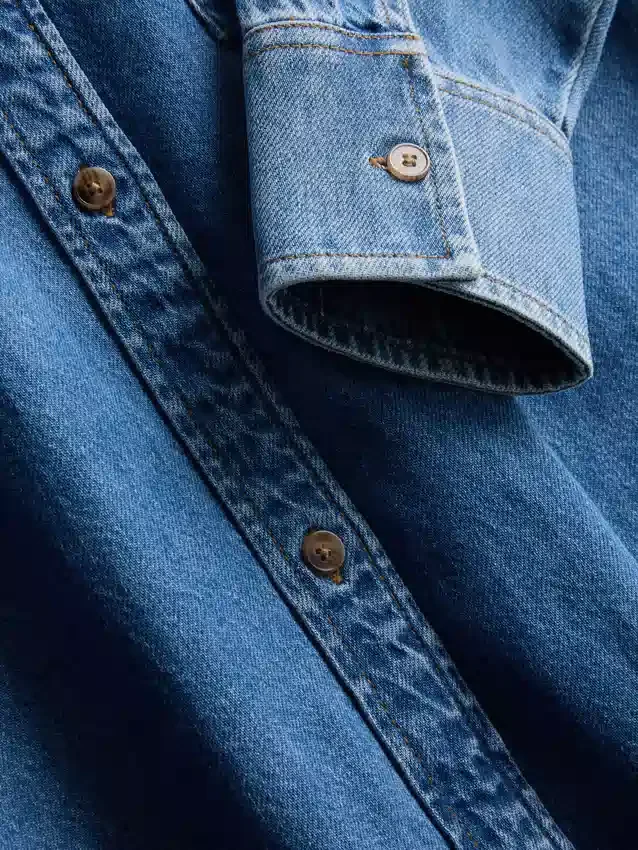 Skjorte i avslappet bomullsdenim med knapper