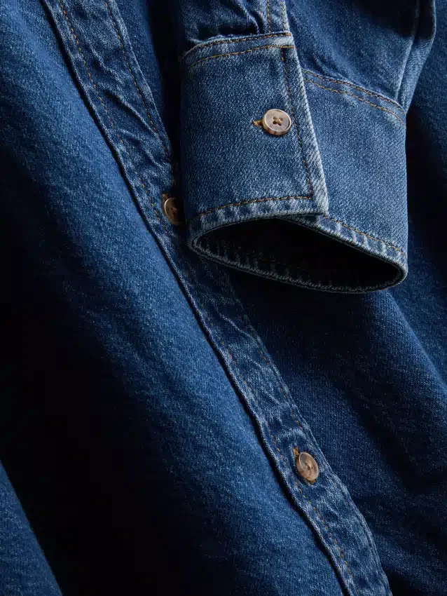 Skjorte i avslappet bomullsdenim med knapper
