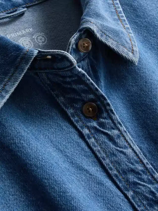 Skjorte i avslappet bomullsdenim med knapper
