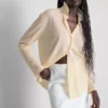 Skjorte med buet kant og avslappet passform