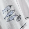Skjorte med fiskebroderi på reverskragen