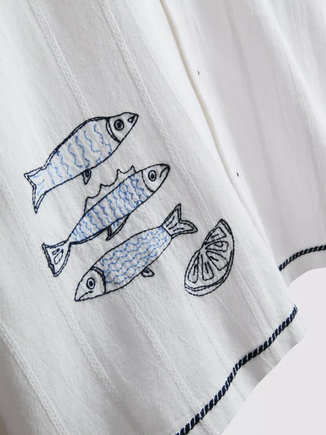 Skjorte med fiskebroderi på reverskragen