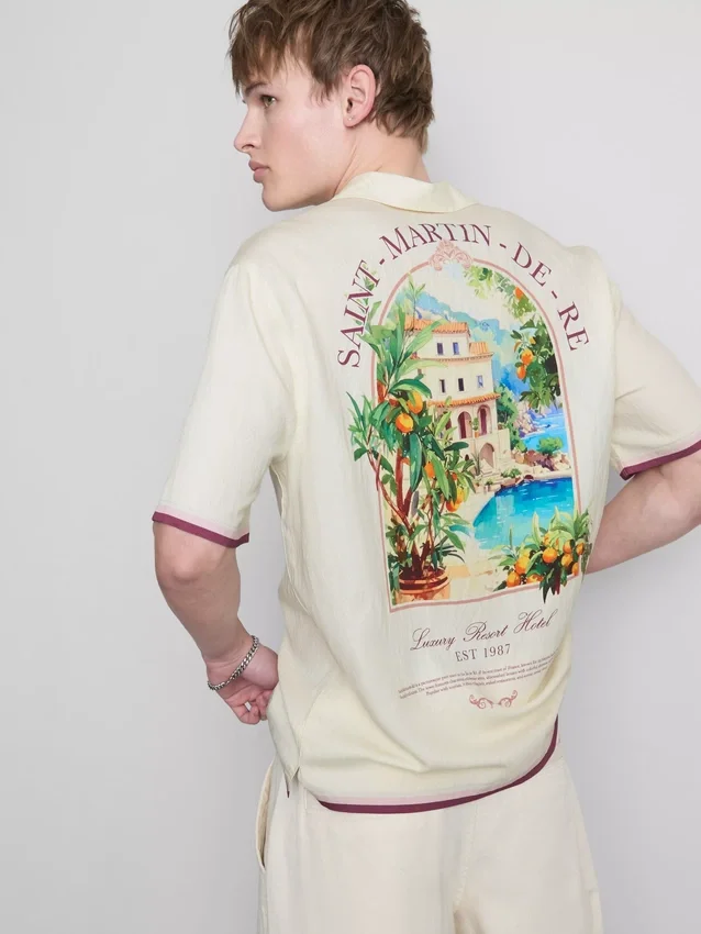 Skjorte med landskapsmotiv og reverskrage