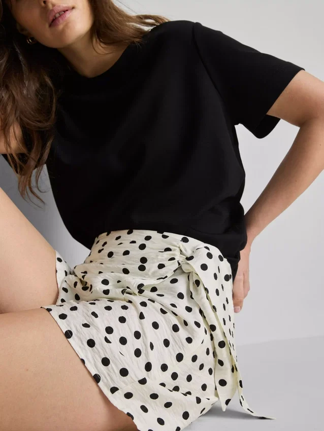 Skort med prikkemønster