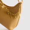 Skulderveske med charm-detaljer