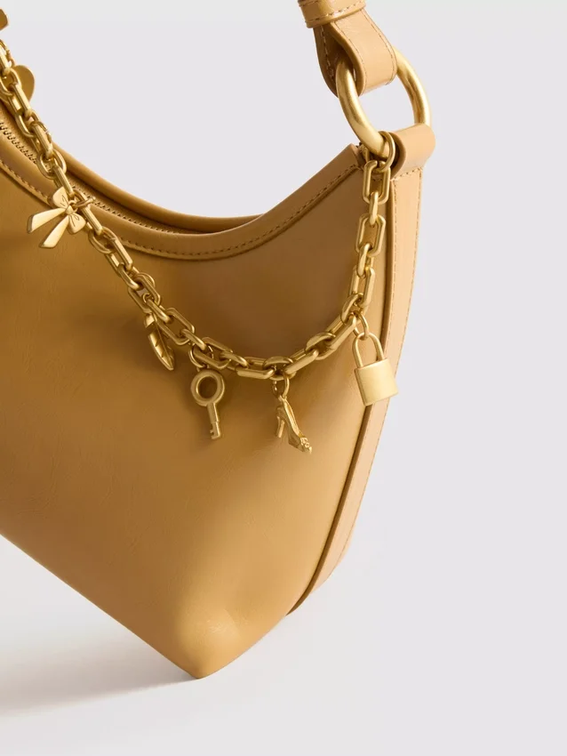 Skulderveske med charm-detaljer