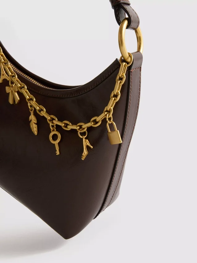 Skulderveske med charm-detaljer