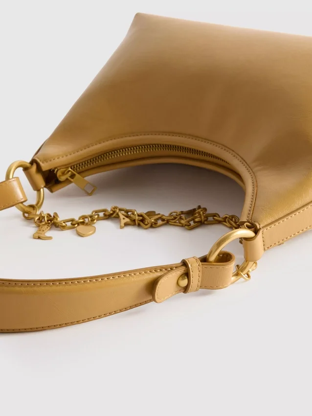 Skulderveske med charm-detaljer