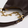 Skulderveske med charm-detaljer