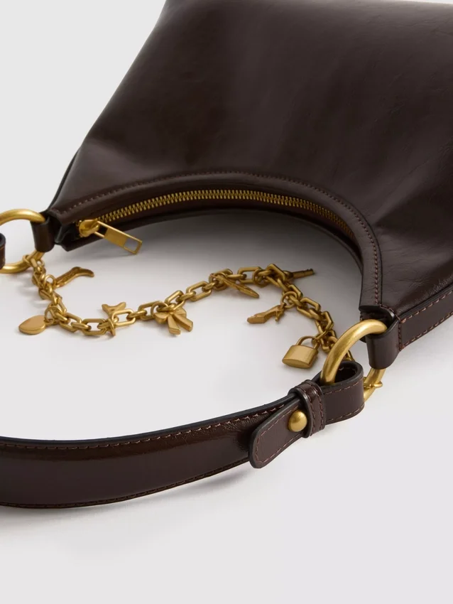 Skulderveske med charm-detaljer