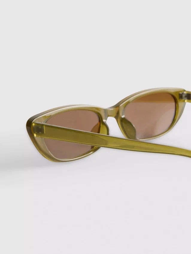 Slanke solbriller i «cat eye»-stil